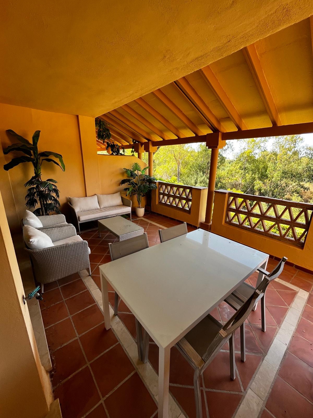 Piso de 2 Dormitorios en venta en Elviria, Marbella
