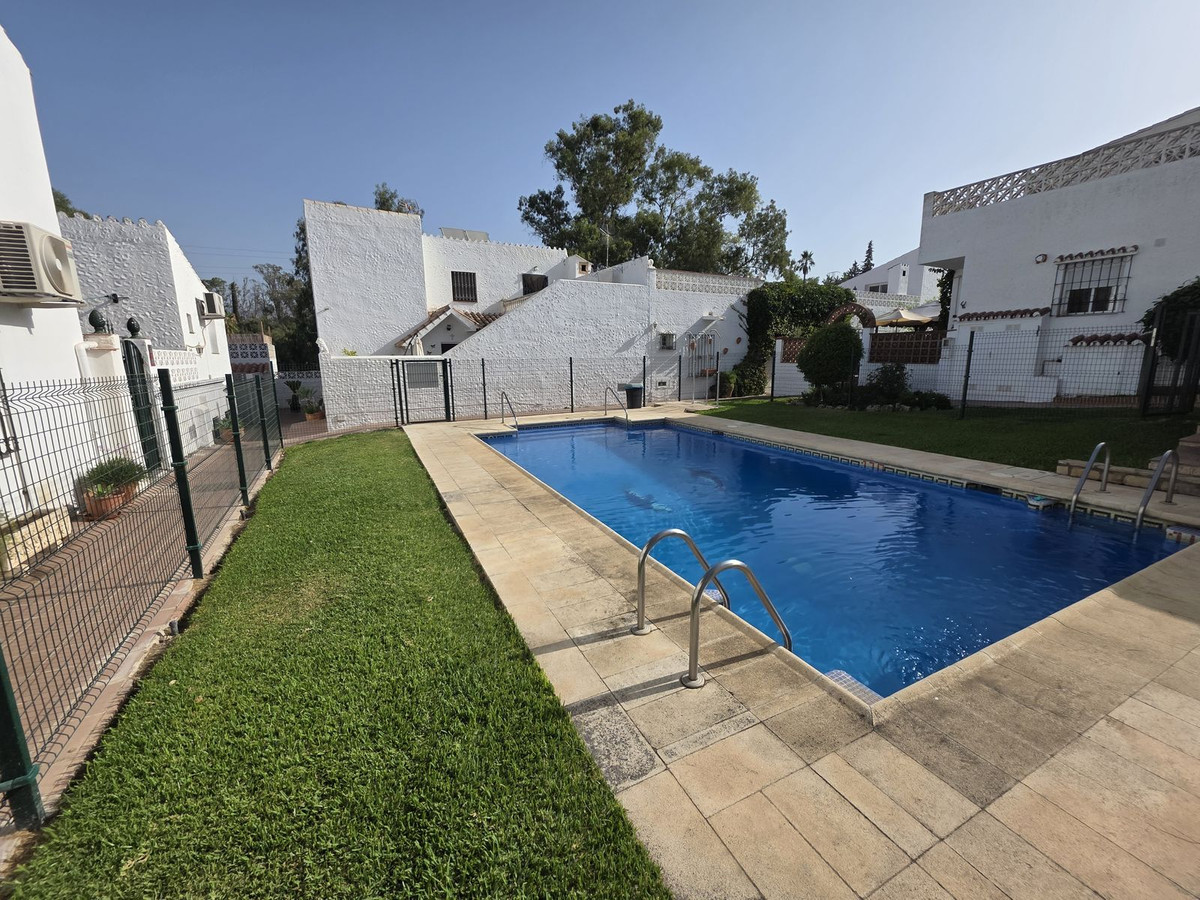 Casa Adosada de 3 Dormitorios y 3 Baños en venta en Nueva Milla de Oro, Estepona