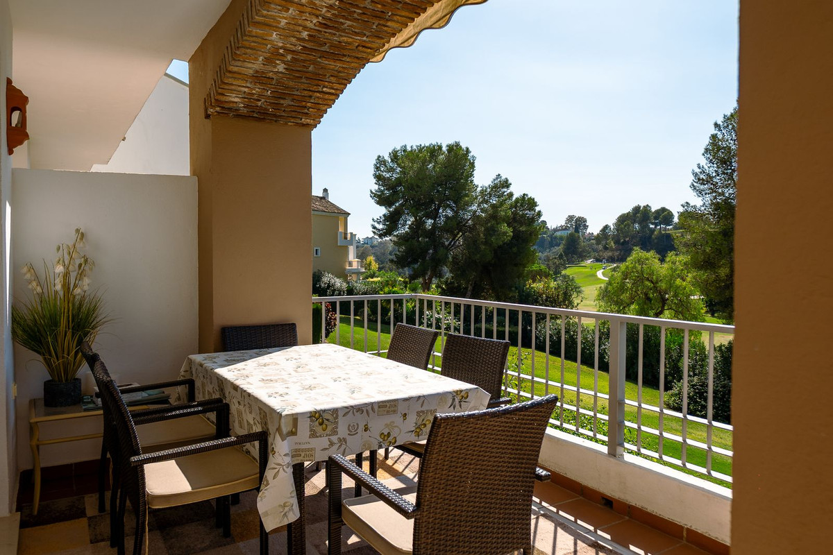 Piso de 3 Dormitorios en venta en Los Arqueros, Benahavís