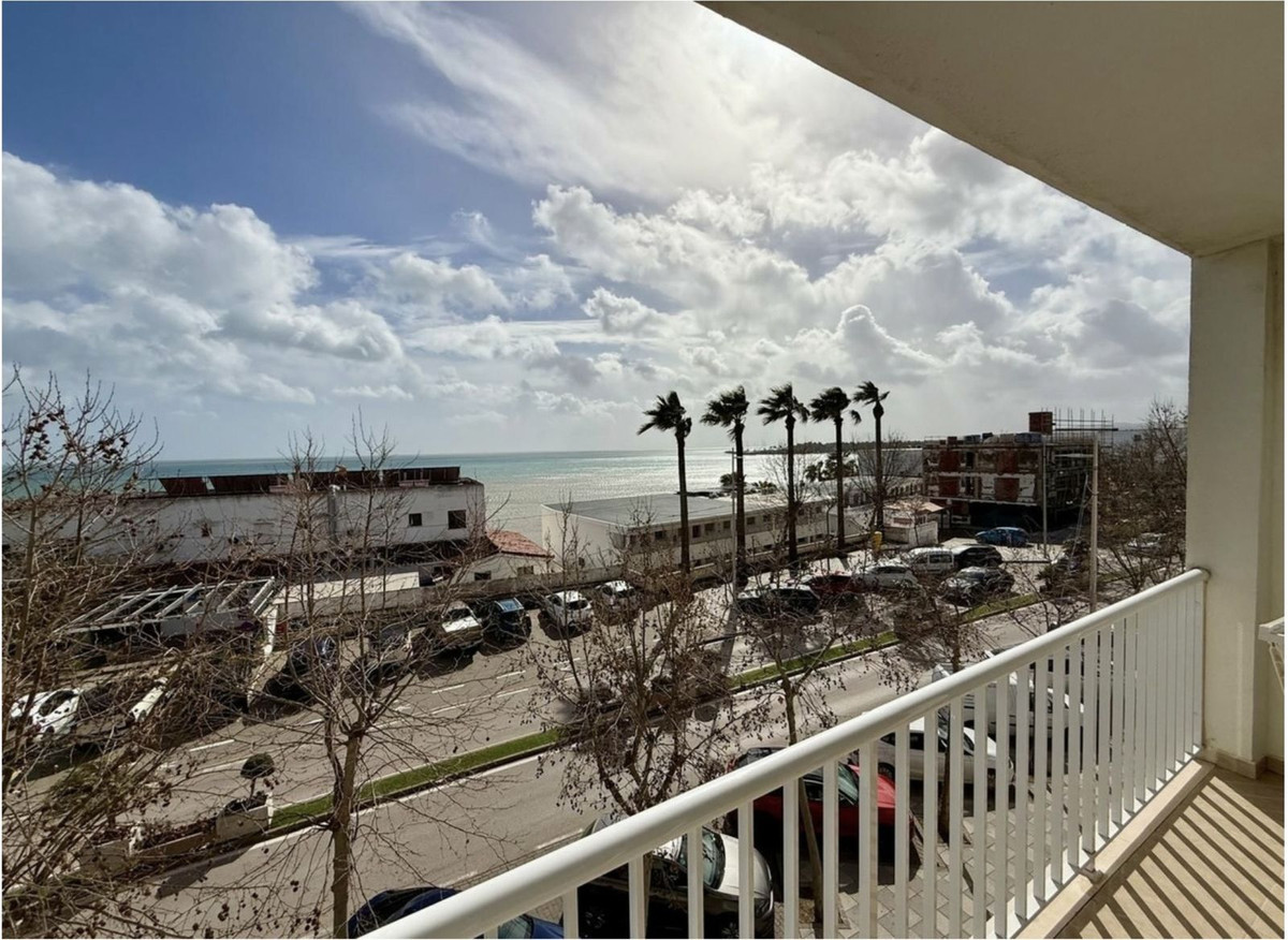 Piso de 3 Dormitorios y 2 Baños en venta en Torreguadiaro