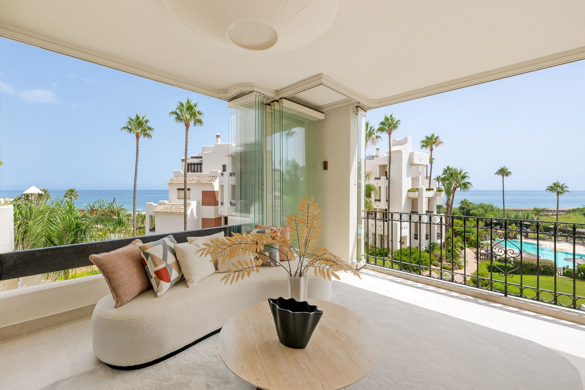 Piso de 3 Dormitorios y 2 Baños en venta en Nueva Milla de Oro, Estepona