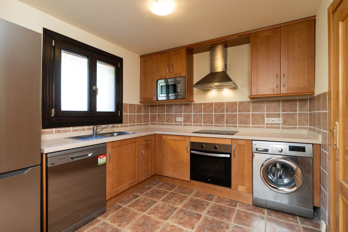 Casa Adosada de 4 Dormitorios y 3 Baños en venta en El Paraíso, Estepona