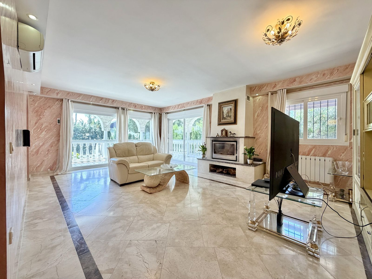 Casa de 4 Dormitorios y 3 Baños en venta en Las Chapas, Marbella