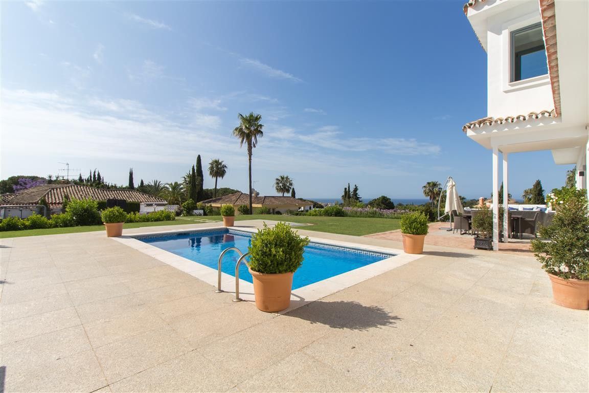 Casa de 6 Dormitorios en venta en Cabopino, Marbella