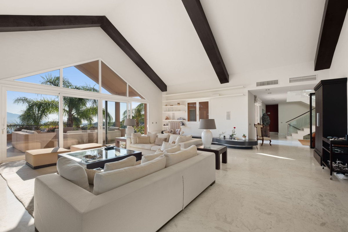 Casa de 5 Dormitorios y 4 Baños en venta en La Mairena, Marbella