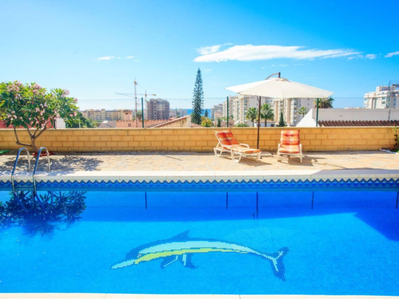 Casa Adosada de 5 Dormitorios en venta en Rincón de la Victoria