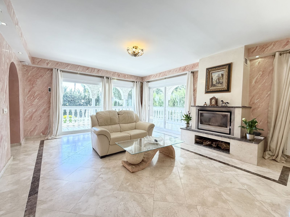 Casa de 4 Dormitorios y 3 Baños en venta en Las Chapas, Marbella