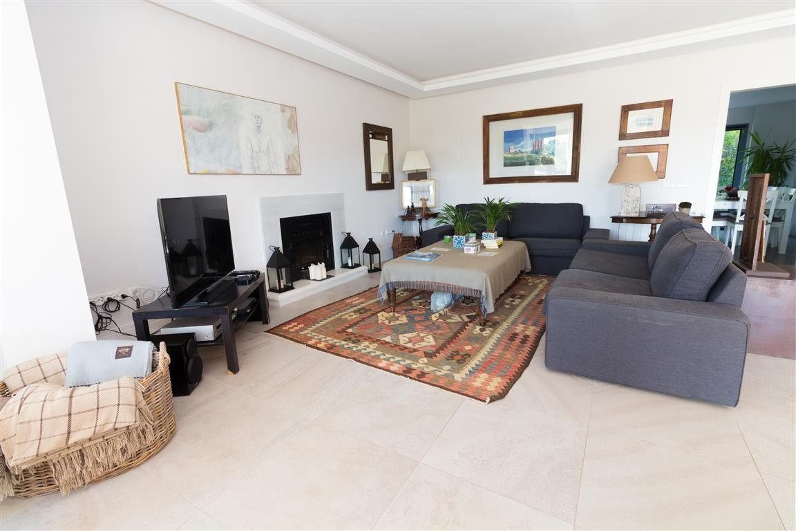 Casa de 6 Dormitorios en venta en Cabopino, Marbella