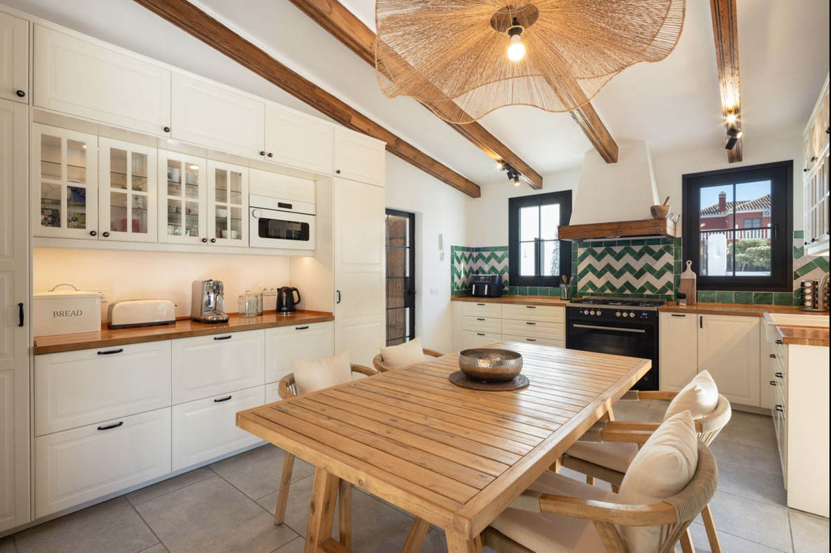Casa de 8 Dormitorios y 7 Baños en venta en Guadalmina Alta, San Pedro de Alcántara