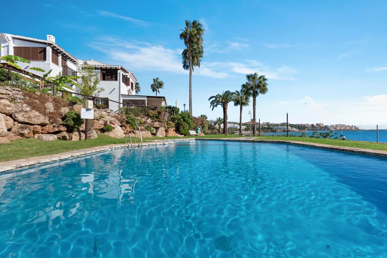 Casa Adosada de 2 Dormitorios y 2 Baños en venta en Estepona