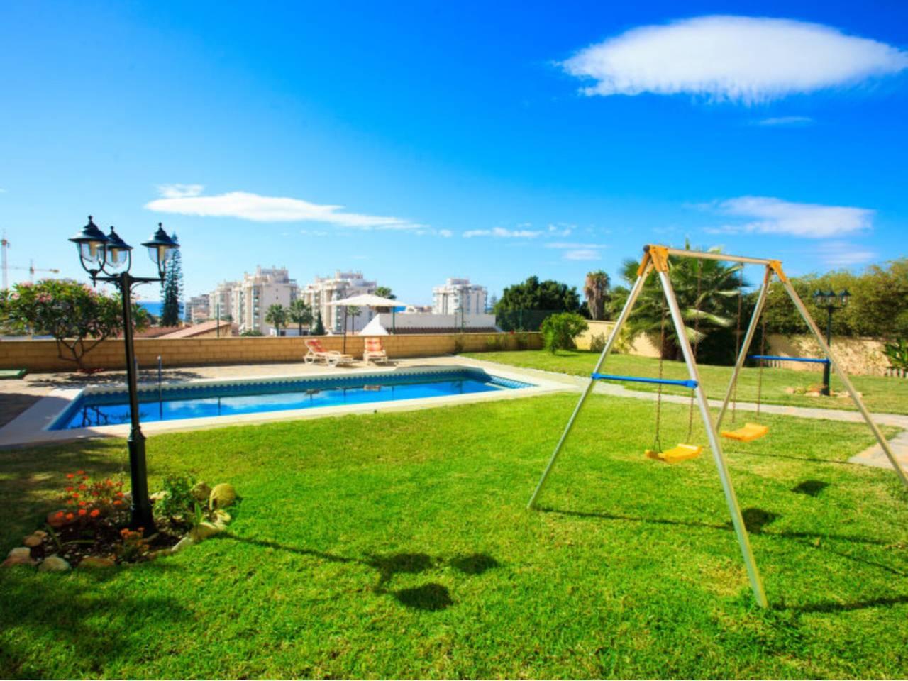 Casa Adosada de 5 Dormitorios en venta en Rincón de la Victoria