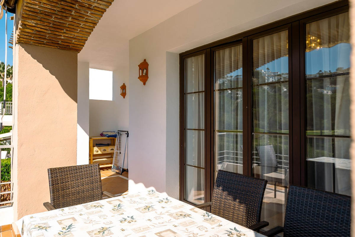 Piso de 3 Dormitorios en venta en Los Arqueros, Benahavís