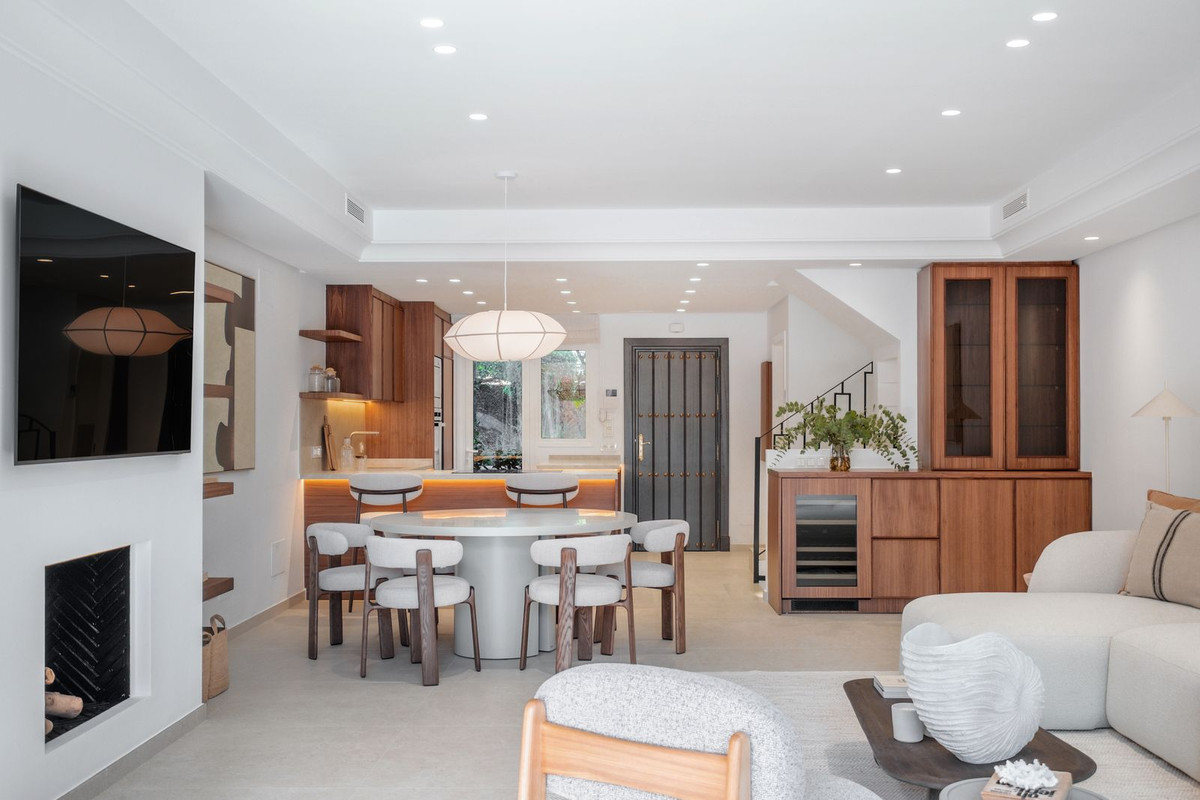 Casa de 4 Dormitorios y 4 Baños en alquiler vacacional en Milla de Oro, Marbella