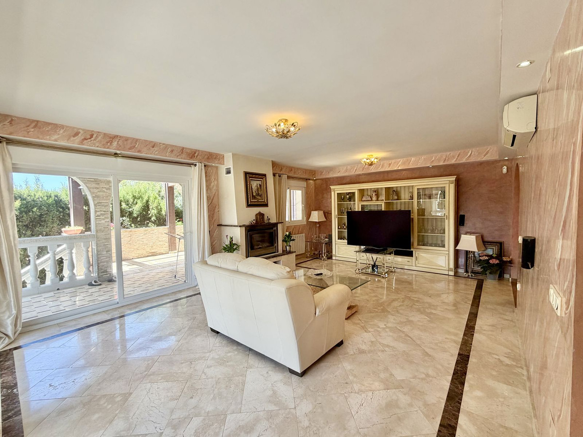 Casa de 4 Dormitorios y 3 Baños en venta en Las Chapas, Marbella