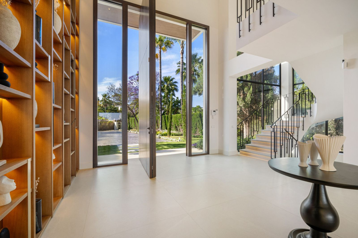 Casa de 6 Dormitorios y 10 Baños en venta en Nueva Andalucía, Marbella