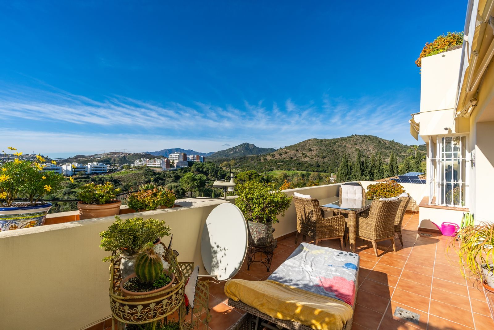Piso de 4 Dormitorios y 2 Baños en venta en Los Almendros, Benahavís