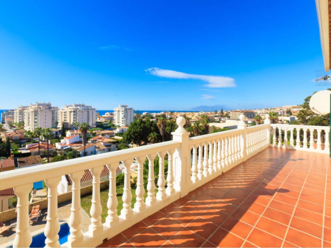Casa Adosada de 5 Dormitorios en venta en Rincón de la Victoria