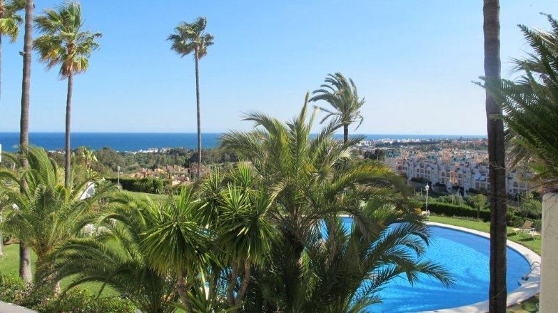 Piso de 2 Dormitorios y 2 Baños en venta en Milla de Oro, Marbella