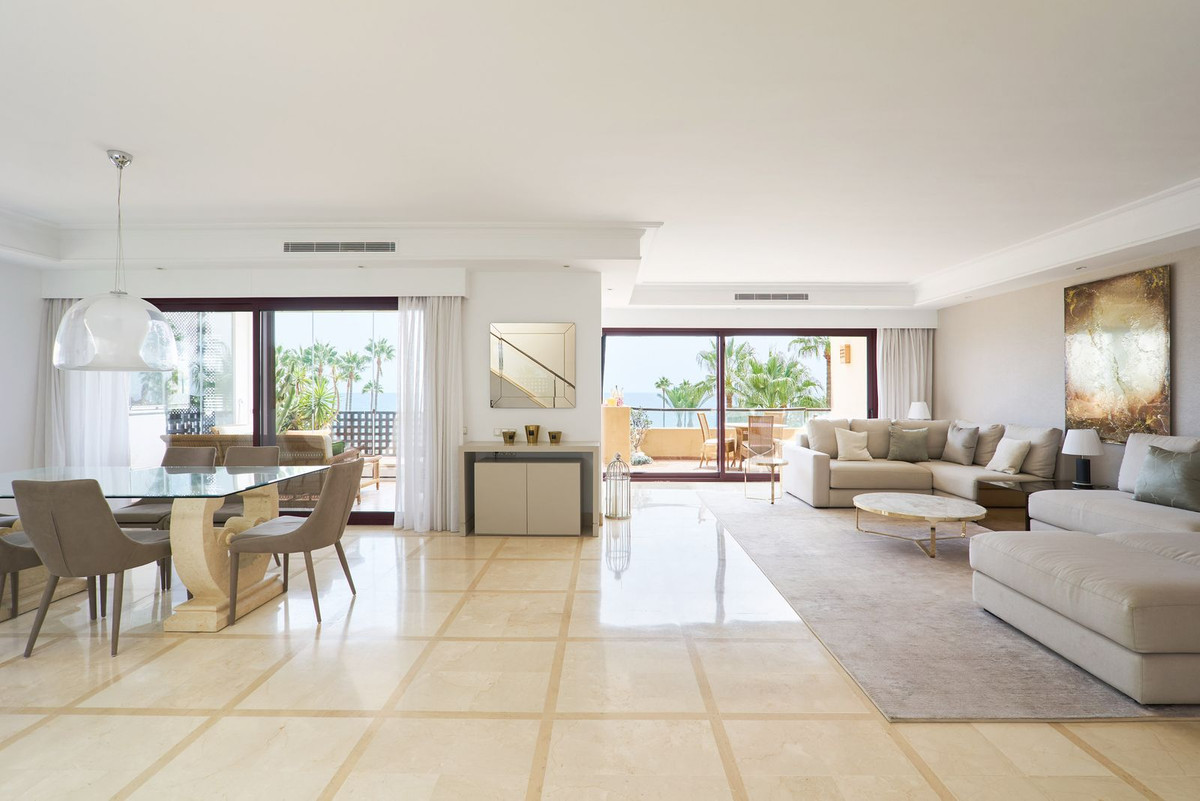 Ático de 3 Dormitorios y 4 Baños en venta en Cancelada, Estepona