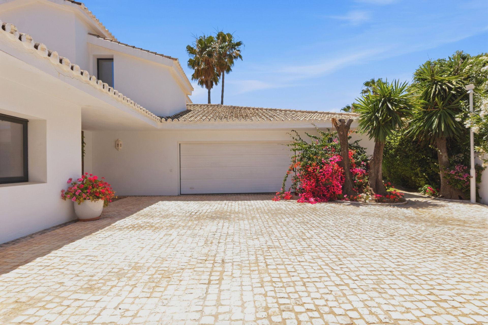 Casa de 9 Dormitorios y 10 Baños en venta en La Alqueria, Estepona