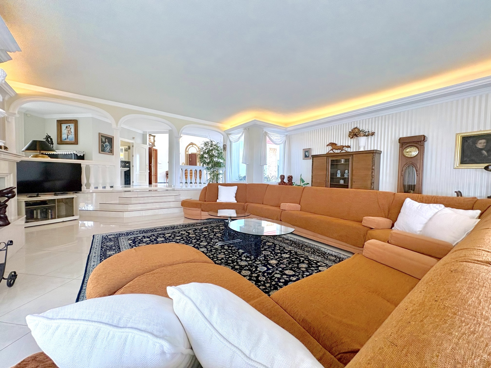 Casa de 6 Dormitorios y 7 Baños en venta en Las Chapas, Marbella