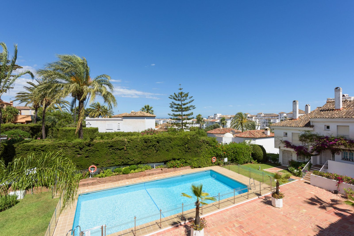 Casa Adosada de 3 Dormitorios en venta en Nueva Andalucía, Marbella