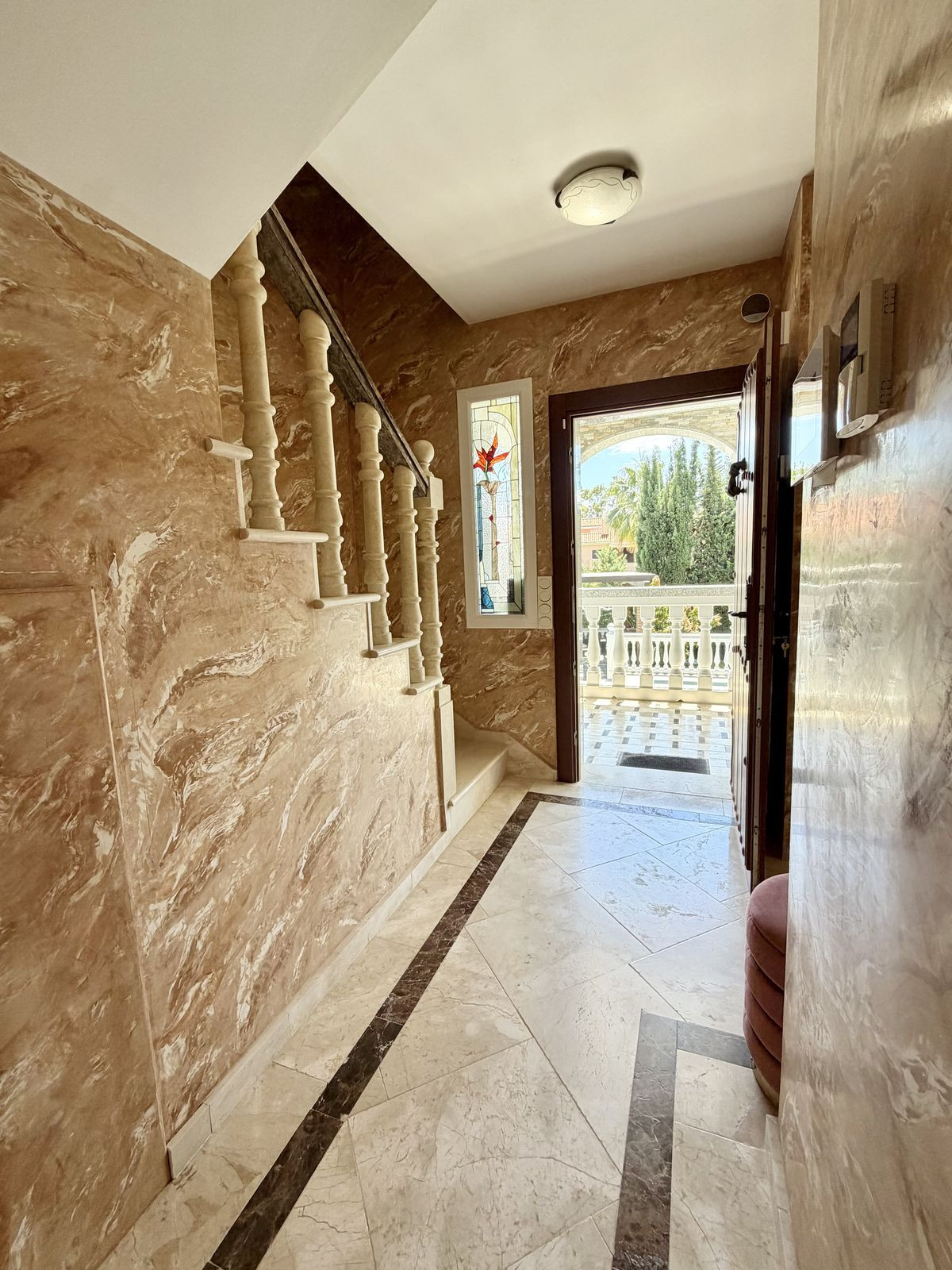 Casa de 4 Dormitorios y 3 Baños en venta en Las Chapas, Marbella