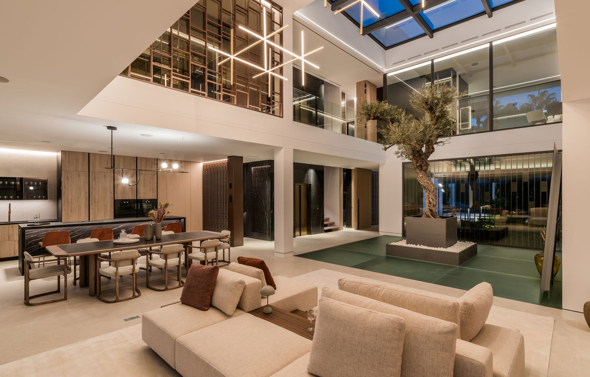 Casa de 5 Dormitorios y 6 Baños en venta en Marbella