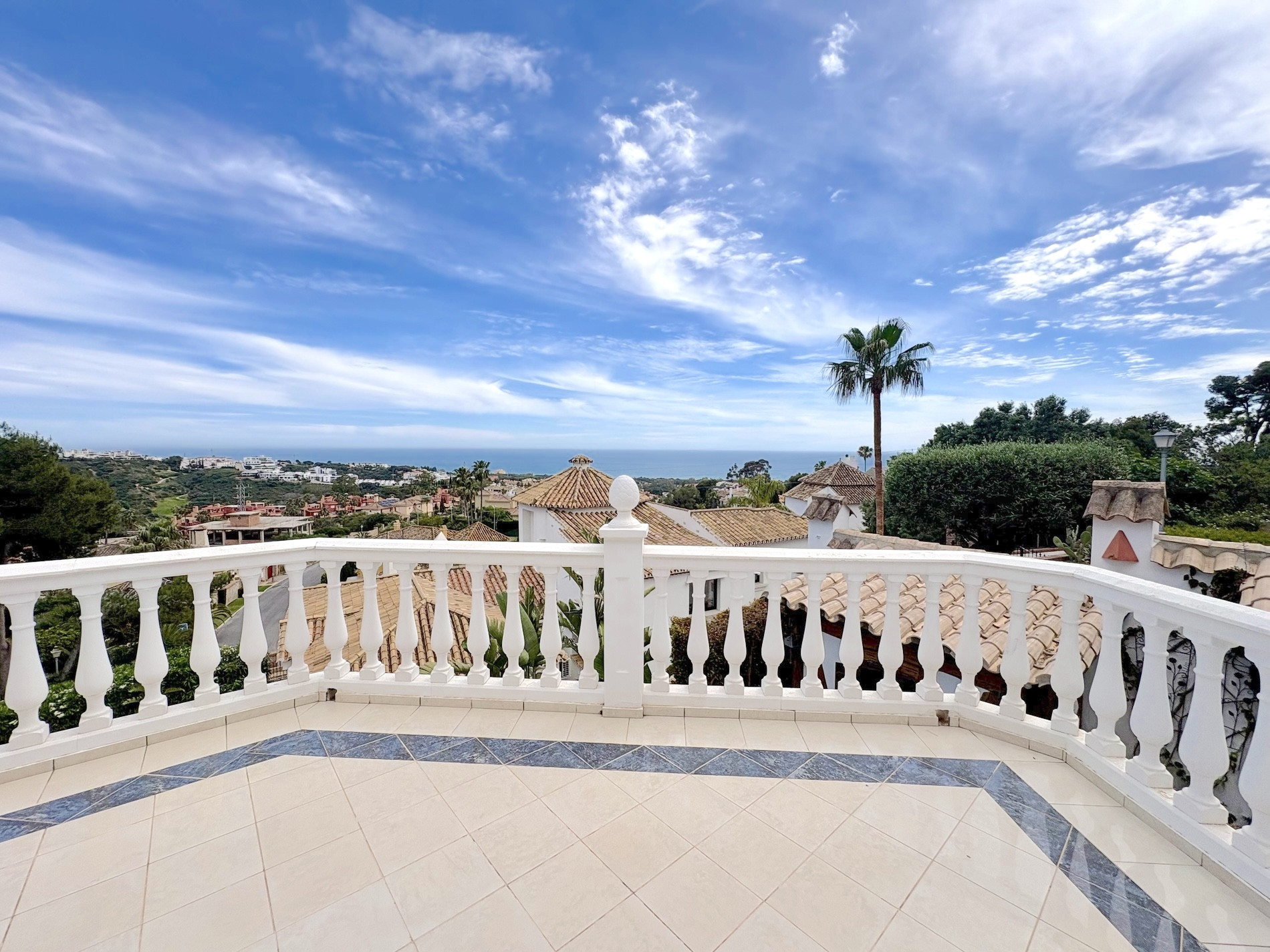 Casa de 6 Dormitorios y 7 Baños en venta en Las Chapas, Marbella