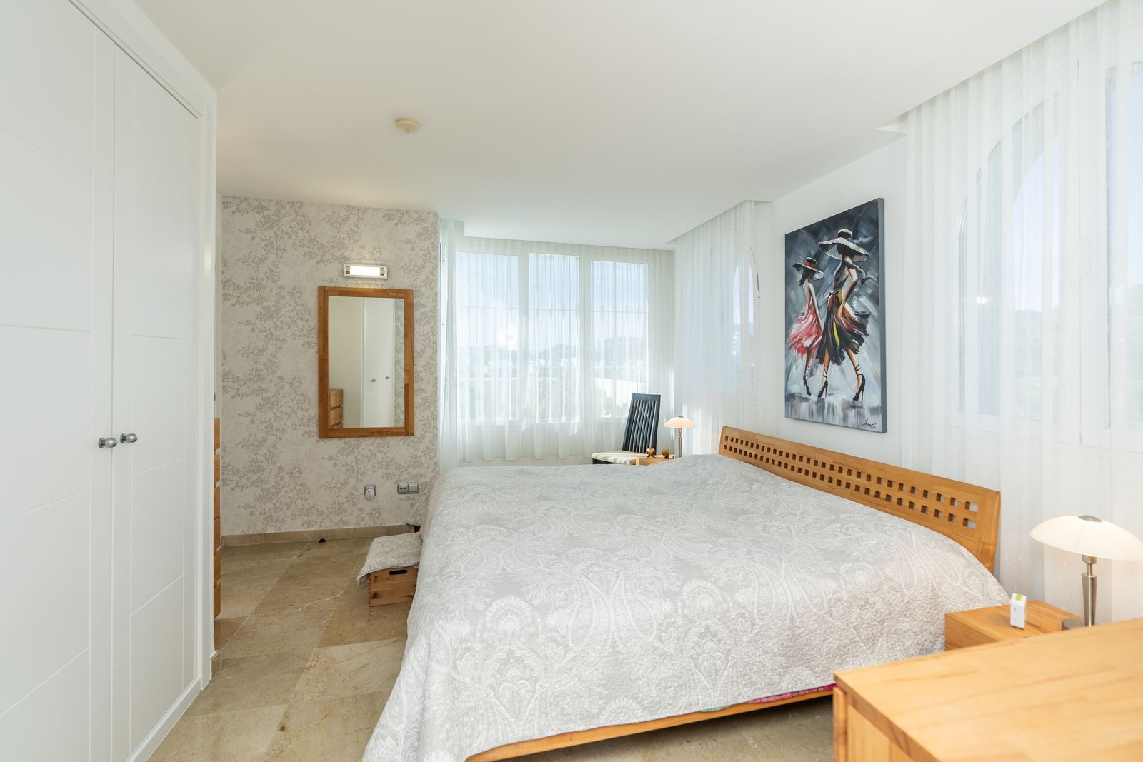 Piso de 4 Dormitorios y 2 Baños en venta en Los Almendros, Benahavís