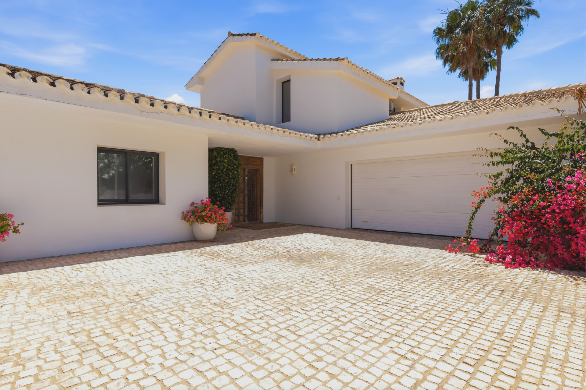 Casa de 9 Dormitorios y 10 Baños en venta en La Alqueria, Estepona