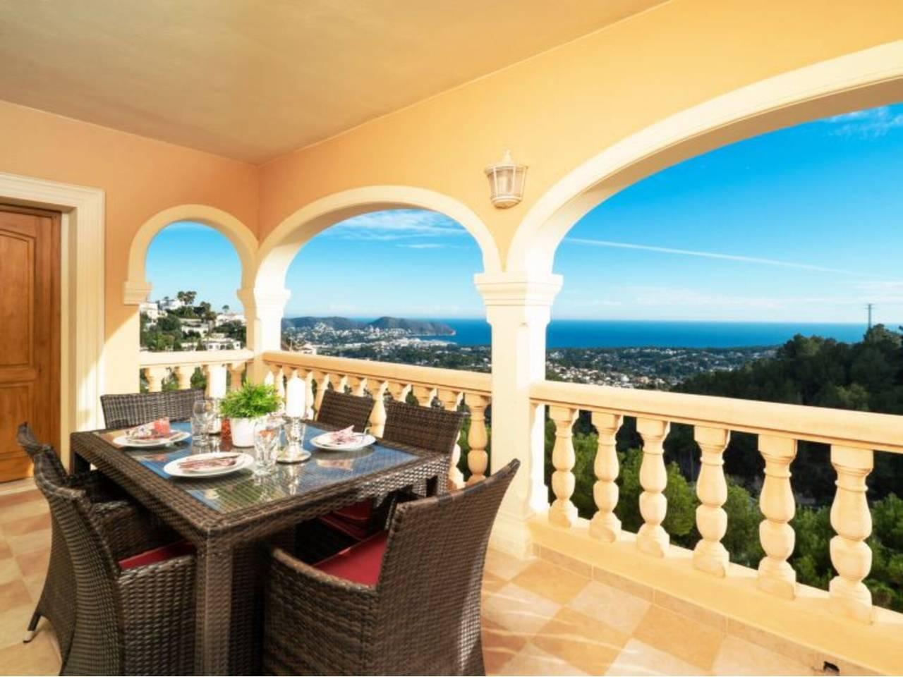Casa Adosada de 4 Dormitorios en venta en Moraira