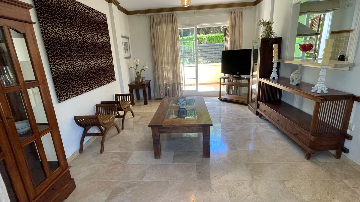 Piso de 2 Dormitorios en venta en Elviria, Marbella