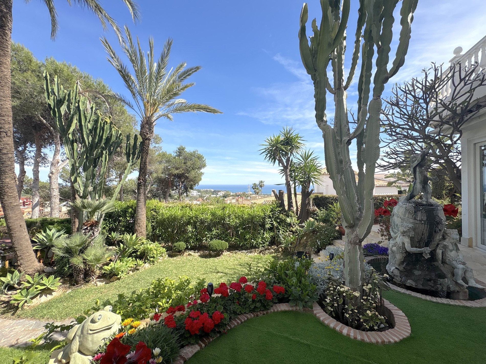Casa de 6 Dormitorios y 7 Baños en venta en Las Chapas, Marbella