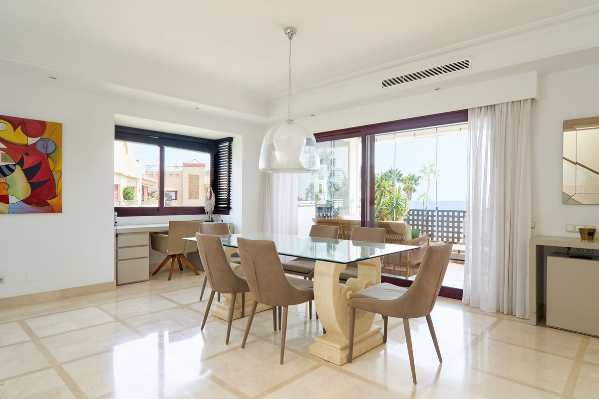 Ático de 3 Dormitorios y 4 Baños en venta en Cancelada, Estepona