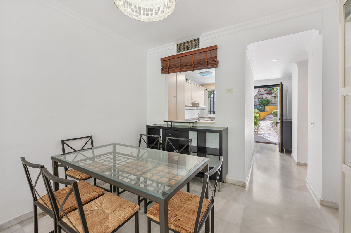 Piso de 2 Dormitorios y 2 Baños en venta en Nueva Andalucía, Marbella