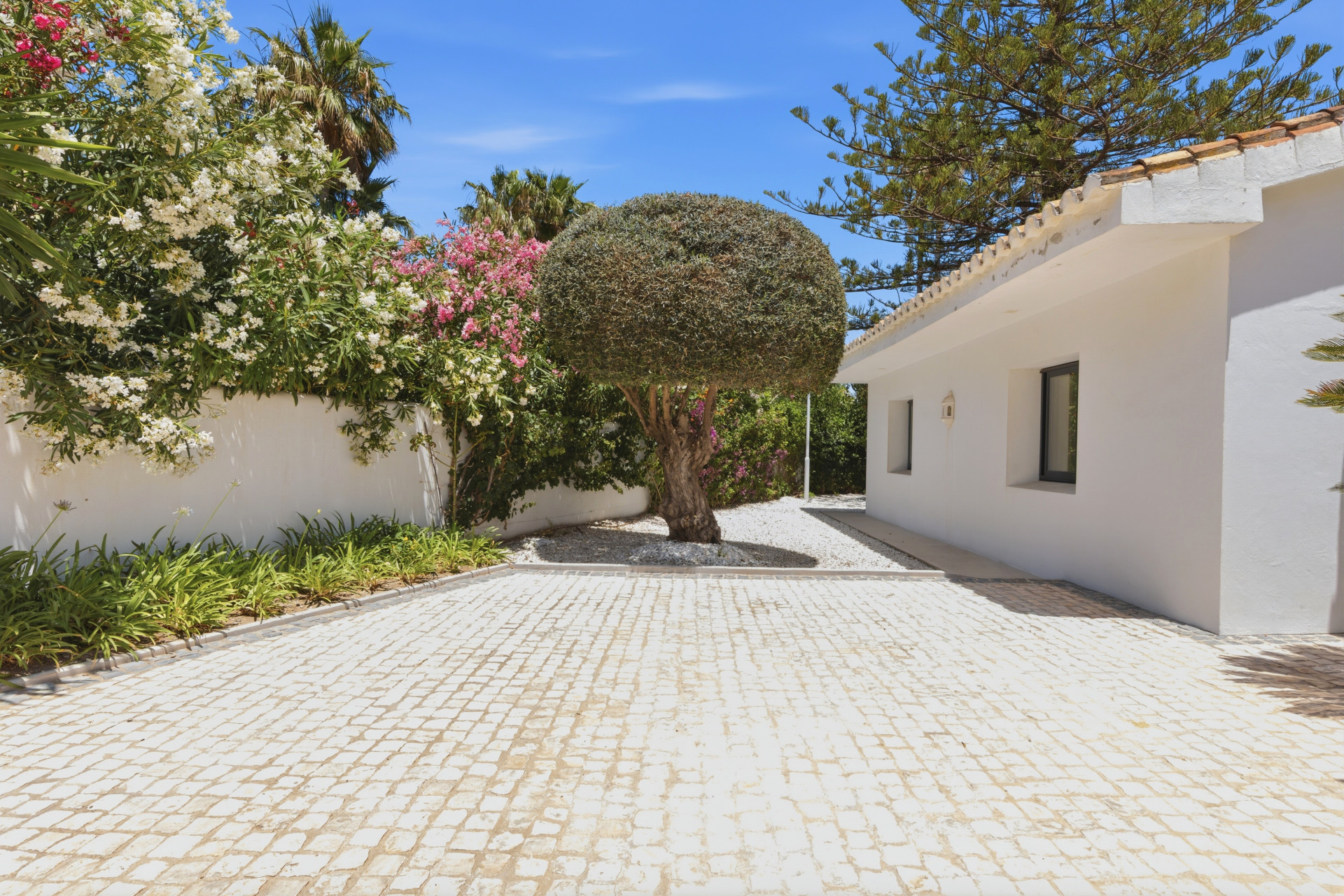 Casa de 9 Dormitorios y 10 Baños en venta en La Alqueria, Estepona