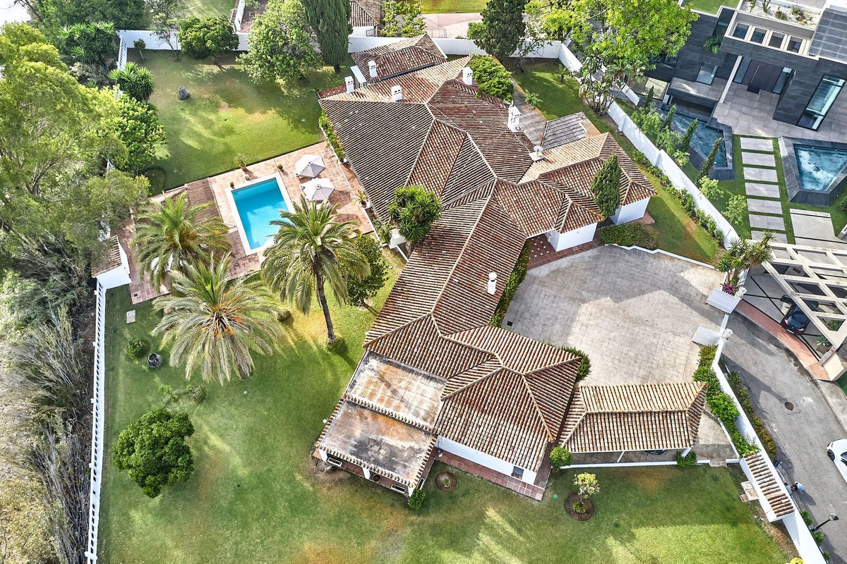 Casa de 7 Dormitorios y 5 Baños en venta en Guadalmina Baja, San Pedro de Alcántara