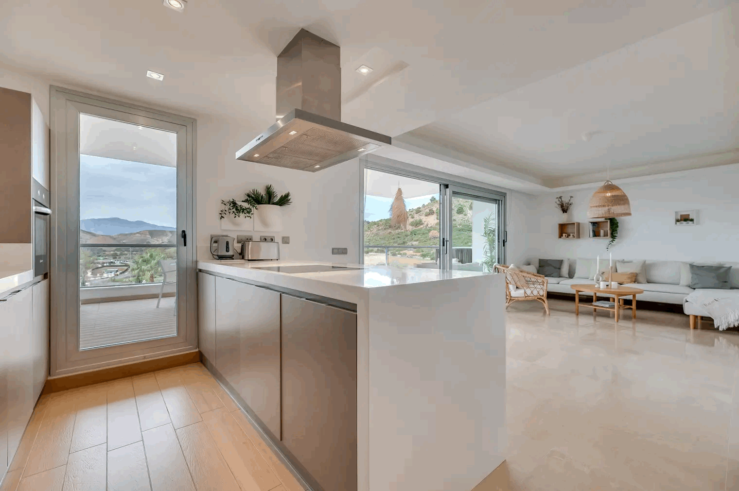 Piso de 3 Dormitorios en venta en Los Arqueros, Benahavís