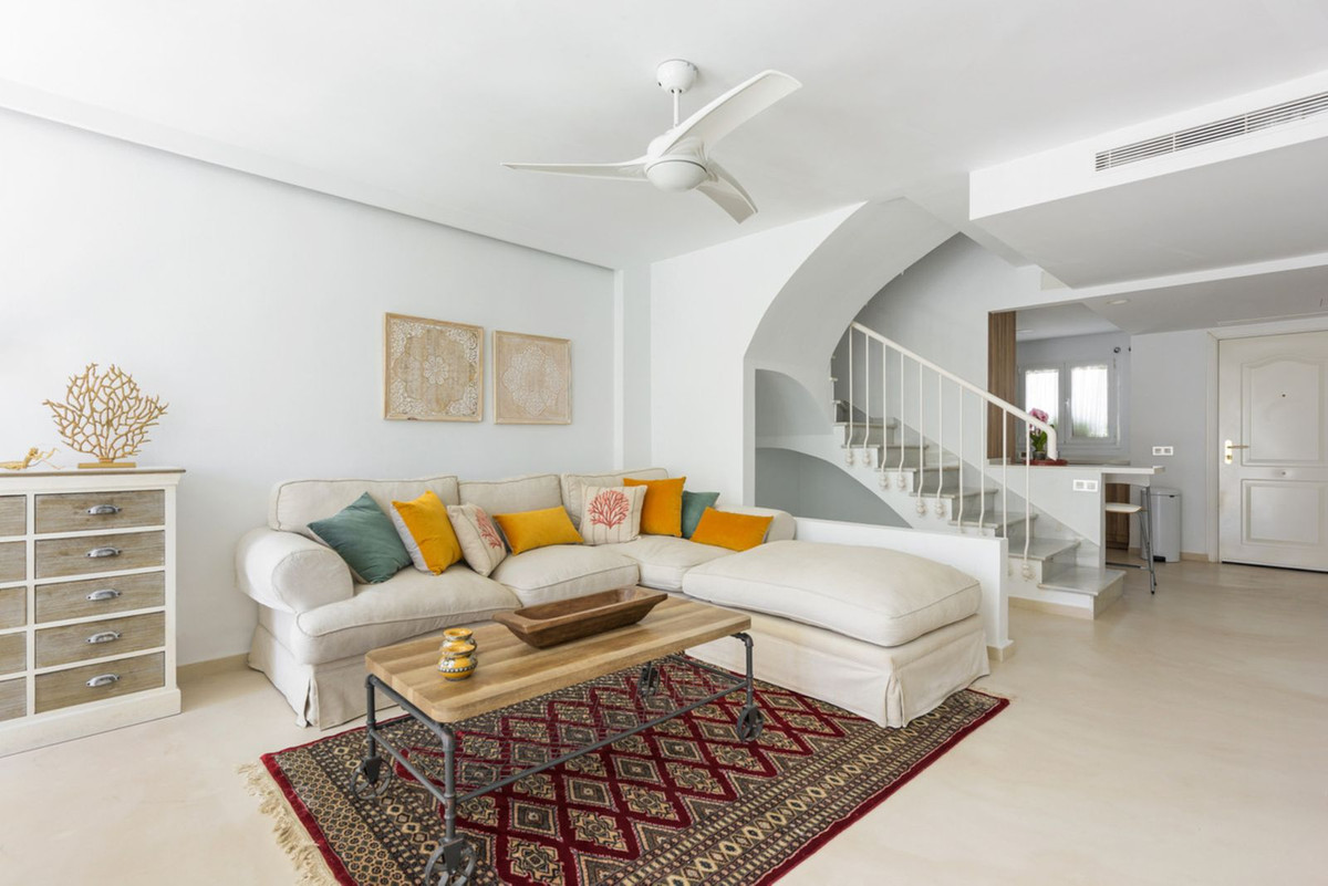 Casa Adosada de 3 Dormitorios en venta en Nueva Andalucía, Marbella