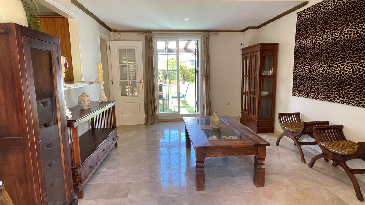 Piso de 2 Dormitorios en venta en Elviria, Marbella