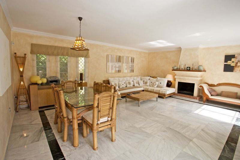 Casa de 3 Dormitorios y 4 Baños en venta en Río Real, Marbella