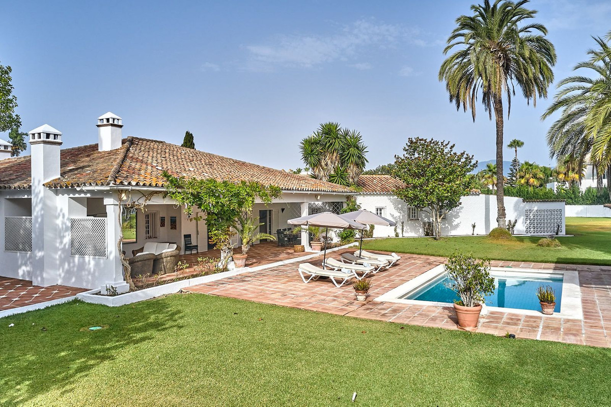 Casa de 7 Dormitorios y 5 Baños en venta en Guadalmina Baja, San Pedro de Alcántara