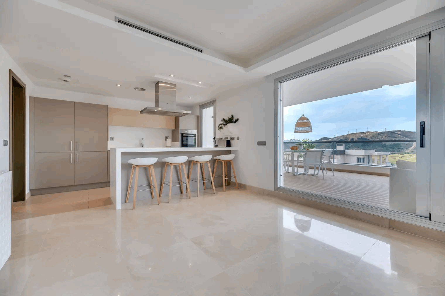 Piso de 3 Dormitorios en venta en Los Arqueros, Benahavís
