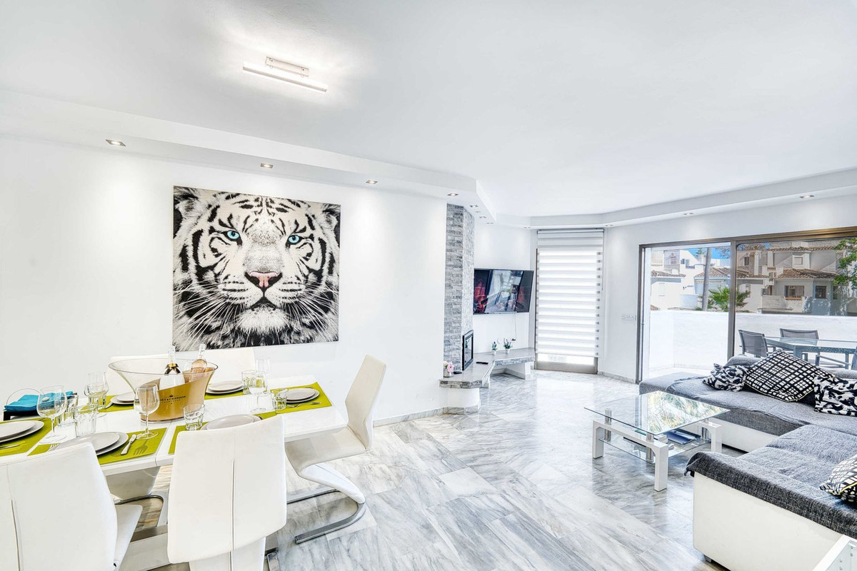 Piso de 2 Dormitorios en venta en Elviria, Marbella
