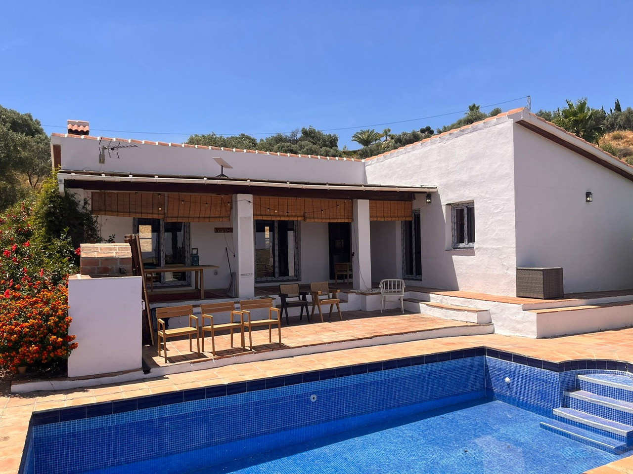 Finca de 3 Dormitorios en venta en Alozaina