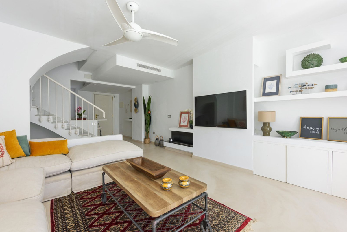 Casa Adosada de 3 Dormitorios en venta en Nueva Andalucía, Marbella