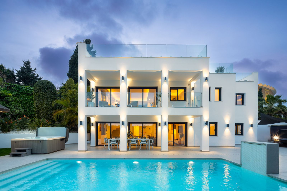 Casa de 5 Dormitorios y 5 Baños en venta en Nueva Andalucía, Marbella