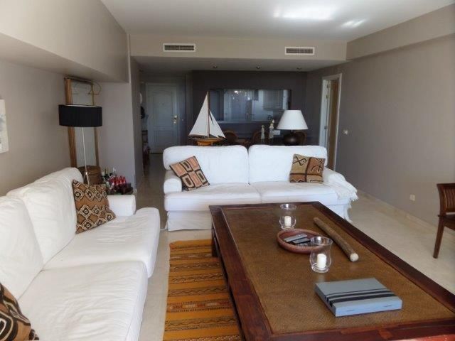 Piso de 2 Dormitorios y 2 Baños en venta en Milla de Oro, Marbella