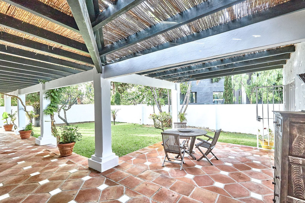 Casa de 7 Dormitorios y 5 Baños en venta en Guadalmina Baja, San Pedro de Alcántara